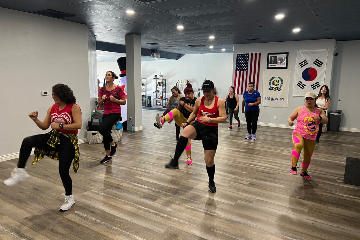 Diverse groups of people in a fitness class.